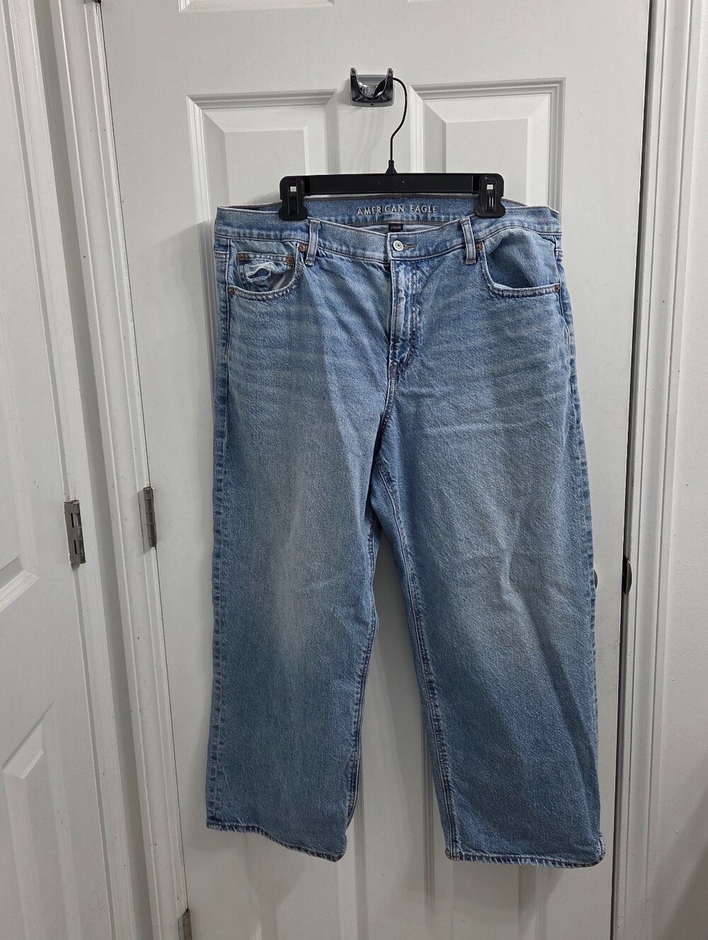 American Eagle Outfitters Light Wash Relaxed Jeans